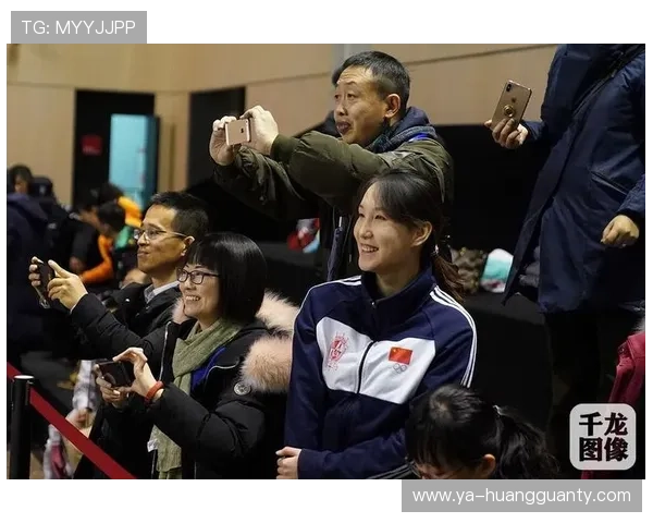 仲满今天穿得跟去夜店一样，是又准备开趴还是忘带篮球了？