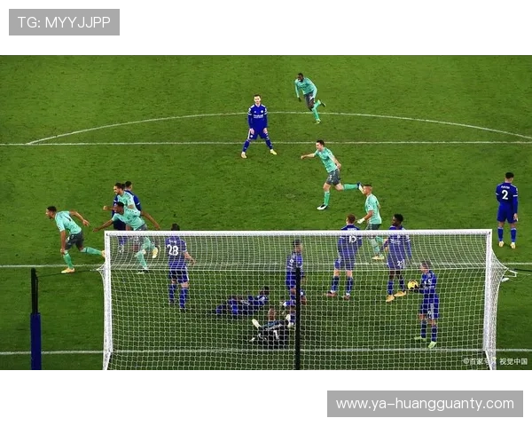 先触球就能免责？足球规则中“先触球”为何不等于不犯规